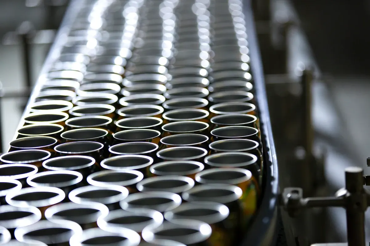 Bar Keepers Friend – rows of cans on a factory conveyor